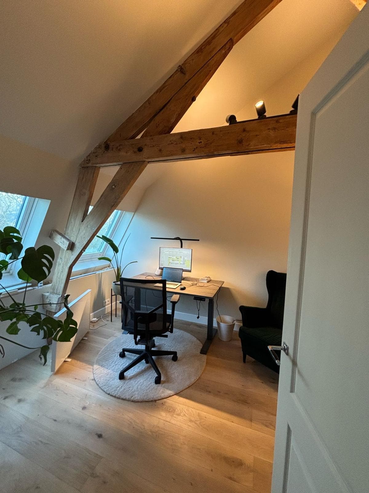 Jeff aan het werk op een hoogwerker